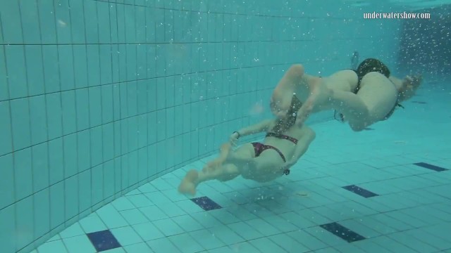 Nastya enjoys Libuse underwater