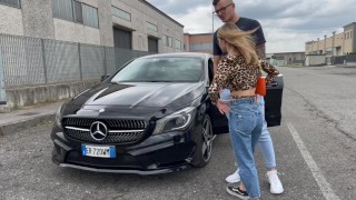 Car sex: Ragazza italiana compra un'auto usata e si scopa il venditore. Dialoghi in italiano