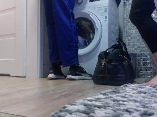 The PLUMBER fucks the Housewifewith her_head stuck in the washing machine