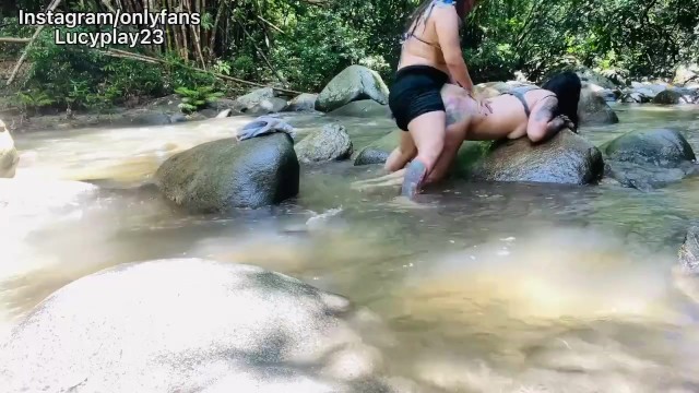 Lesbianas follando en el rio