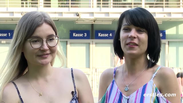 Ersties: Blonde Studentin von Freundin vaginal und anal verwöhnt