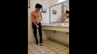 Jock acaricia el trasero desnudo en el baño del gimnasio de la escuela POV