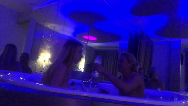 Bathtub Pussy Eating Live Show
