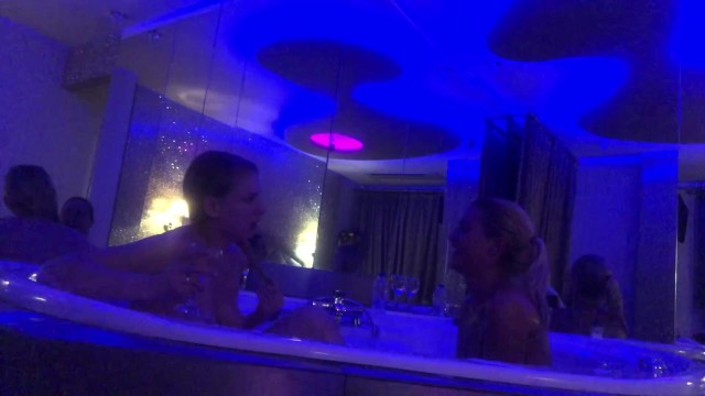 Bathtub Pussy Eating Live Show