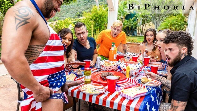 Couples Having Group Sex Pool Side - Biphoria - Hot AF 4th of July Bi Orgy Pool Party - Pornhub.com