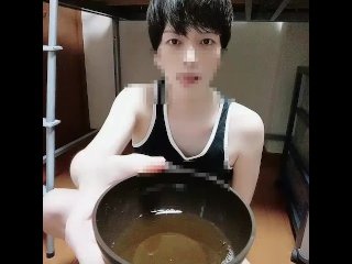 タンクトップイケメン日本人のおしっこ！カップに大量放尿！051