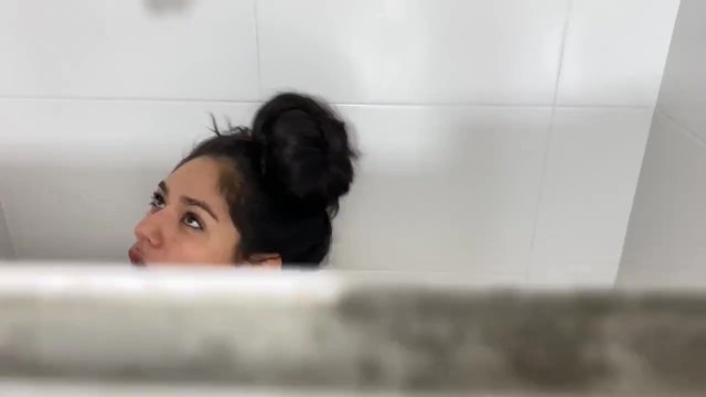 Espio a mis amigas mientras están en la ducha