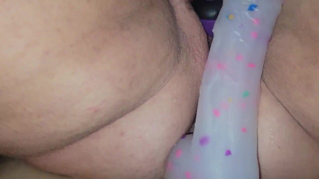 Squirting on a confetti dong 
