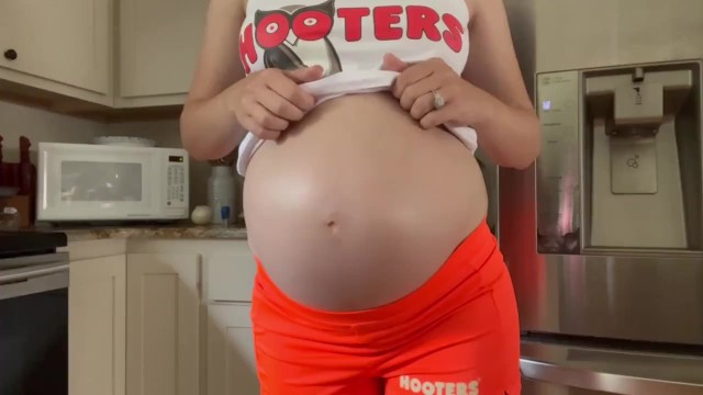 Pregnant Slut Waitress - Pregnant Hooters Girl Lifts her Shirt Fully for Bigger Tip - Pornhub.com