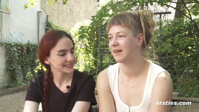 Ersties: Dominanz und Unterwerfung – lesbische Frauen spielen mit Strap-On