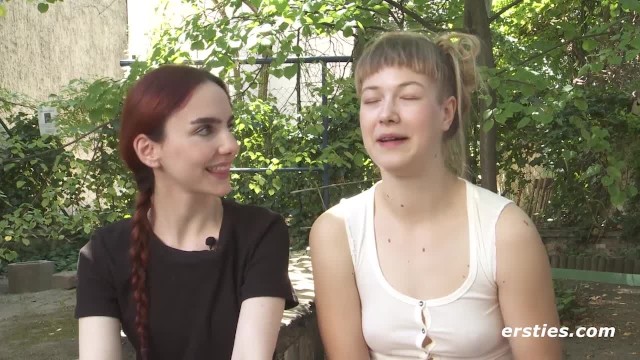 Ersties: Dominanz und Unterwerfung – lesbische Frauen spielen mit Strap-On