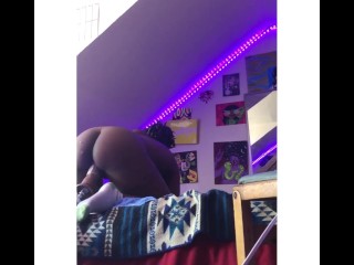 BLACK GIRL MASTURBATING WITH FUCKING MACHINE FOR THE FIRST TIME WOTH_HUGE DILDO