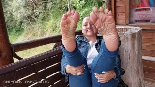 Mom YELAHIAG SWEATY FEET & SEL FOOT WORSHIP IN THE OUTDOORS