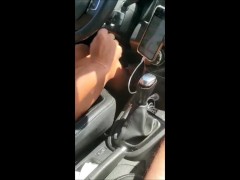 Un vieux pervers pris en stop se branle dans la voiture