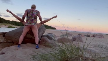 Романтический секс на пляже при рассвете (часть 2)