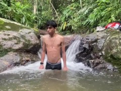 LATINO MASTURBATES IN A WATERFALL AND FILLS WITH MILK