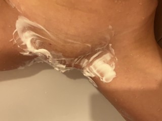 I asked my stepbrother to shave my pussy. It was so_sexy so he fuckme in bath