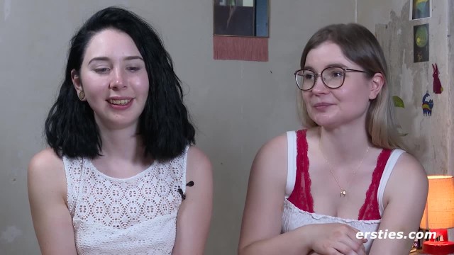 Ersties: 18-jährige deutsche Studentin von Freundin mit Strap-On genommen