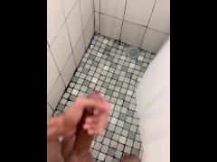 Masturbandome solo en la ducha 
