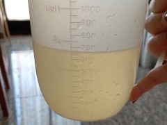 I piss in a measuring jug and ... almost 700 ml of pee ! Could you drink it all ?
