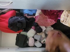 I cum all over her clothes in the drawer. Έχυσα ολα τα ρουχα της