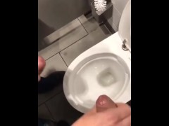 Ajudando o amigo no banheiro público 