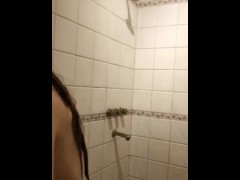 Algun voyeur me quiere espiar en la ducha? 