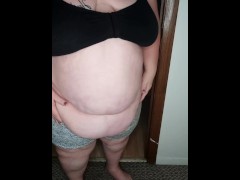 Watch this sexy ssbbw shake her hot sexy belly and and her ass🤤😋😜
