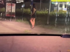 Si ferma davanti a una prostituta per strada e la scopa nel parcheggio. Escort