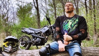 Русский Байкер Во Время Катания На Мото В Лесу Возбудился И Подрочил На Публике