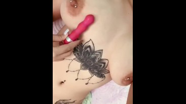 Latina caliente con tatuajes se masturba
