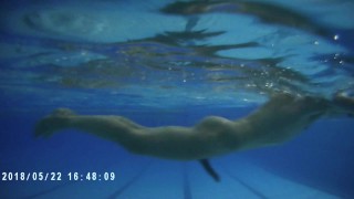 piscina publica nadar desnudo con rabo duro