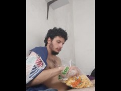 Menino comendo um pacotao de salgadinho. fetish em comida