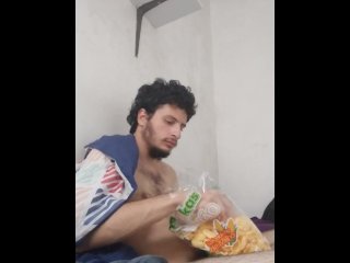 Menino Comendo Um Pacotao De Salgadinho. Fetish Em Comida