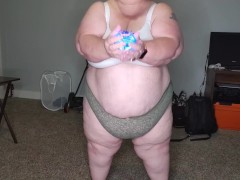 Watch this ssbbw play with her new toy 😋🤤