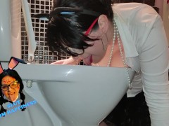 Slut with big tits licks the toilet bowl. The husband was not satisfied with the cleaning...