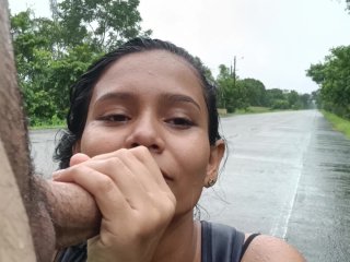 Mostrando Mis Tetas Por La Vía Pública Y Haciendo Mamada A Mi Conductora