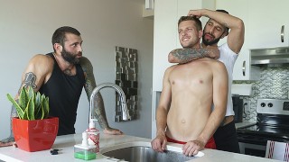 Padrastros pervertidos Romeo Davis y Markus Kage se turnan para perforar a su hijastro en el sofá - DadCreep