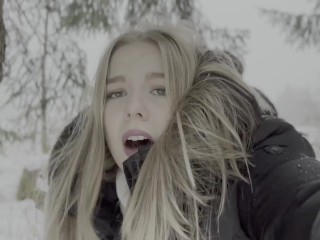 Wideo, Filmy, Scena, Strzelanie: 18-latka zostaje zerżnięta w lesie na śniegu w Szukaj ( brazzers)