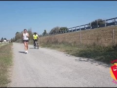 Ciclista scopa ragazza che corre (SESSO AMATORIALE IN PUBBLICO)