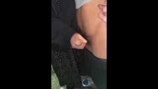 手コキで男性が潮吹きします しかも大量に