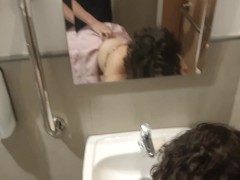 Minha namorada fofa e safada me implorou para ser fodida no banheiro do shopping