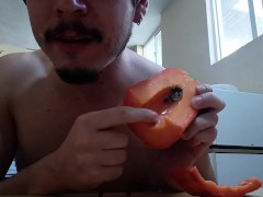 Hombre se coge una papaya