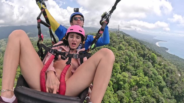 Bláznivá brunetka squirtuje během paraglidingu