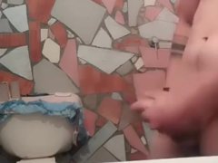 Chico caliente se masturba en el baño