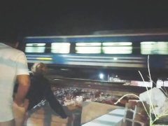 chica pide sexo en publico en vías del tren nos miran follar los pasajeros y personas camión y auto