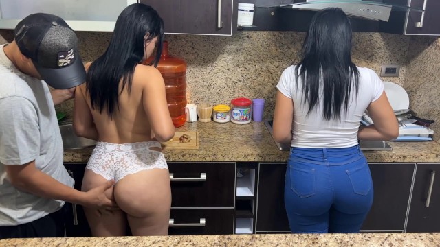 Hijastras Hermosas De 18 Años Cocinando Porque Deben De Darles De Comer A Su Padrastro 7137