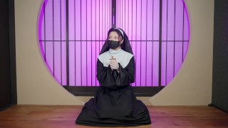 虔誠的修女受到心魔的蠱惑變成慾望滿身的淫蕩修女 帶著肛塞跟男人做愛 最後被顏射