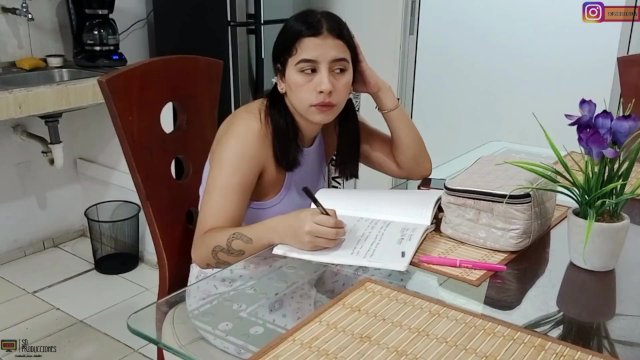 La sexy milf lesbiana de grandes tetas se folla a una chica teen -PORNO EN ESPAÑOL