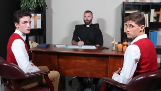 Bishop Rob Montana tiene su propia manera de perdonar los pecados de Myott Hunter y Andy ElNene - YesFather